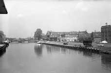 810923 Gezicht op het Merwedekanaal te Utrecht en rechts de Muntkade; op de achtergrond de Muntbrug .